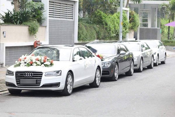Lan Khuê được bạn trai sang nhà ăn hỏi bằng dàn xế sang