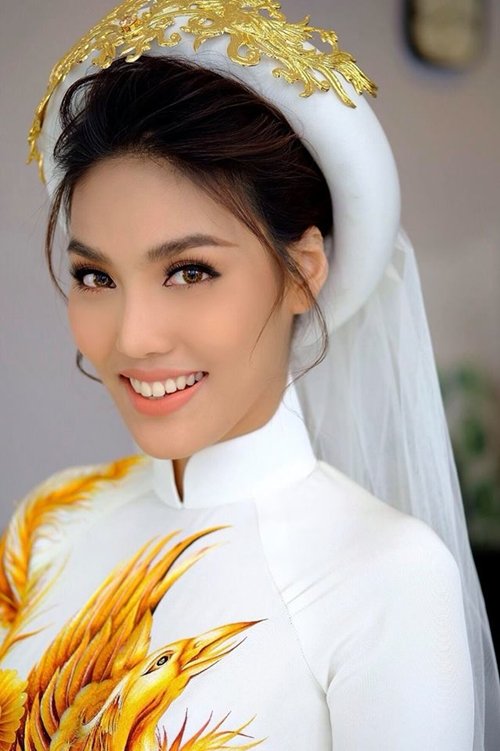 Lan Khuê được bạn trai sang nhà ăn hỏi bằng dàn xế sang