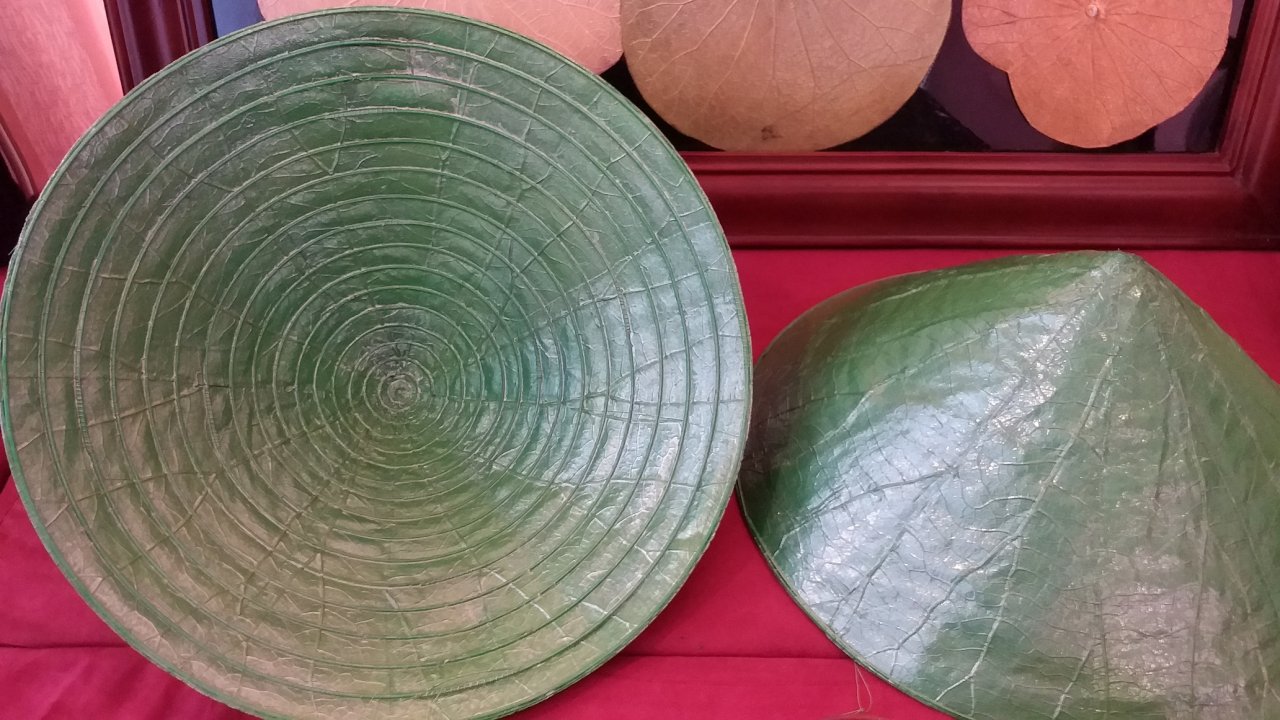 chiem-nguong-nhung-chiec-non-lam-tu-sen-mong-manh