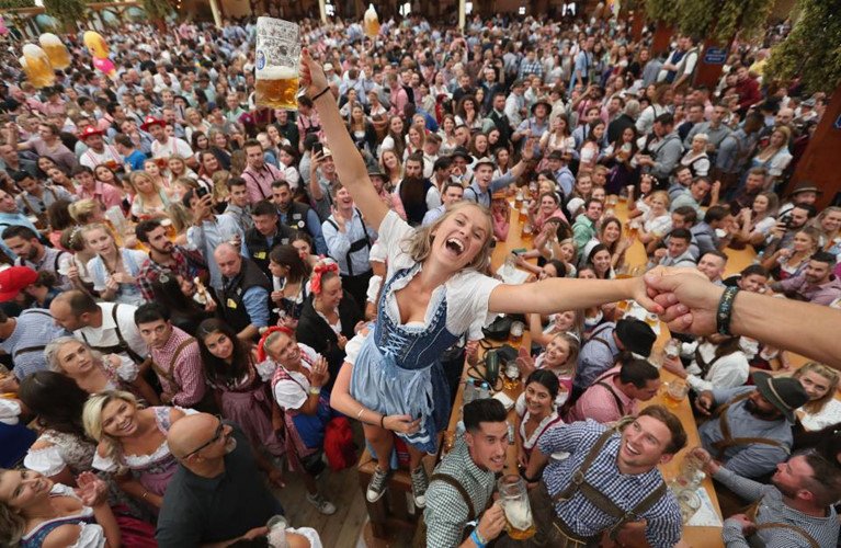 Choáng ngợp lễ hội bia lớn nhất thế giới Oktoberfest tại Đức