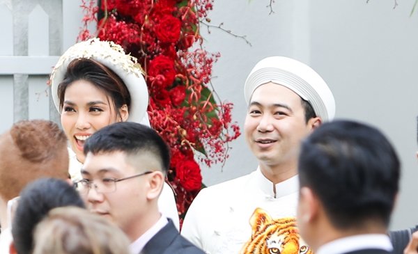 Lan Khuê được bạn trai sang nhà ăn hỏi bằng dàn xế sang