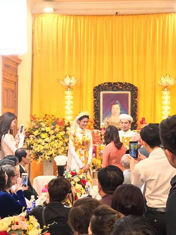 lo-hinh-anh-trong-dam-hoi-cua-lan-khue-chu-re-nhang-nhit-tao-dang-truoc-ong-kinh