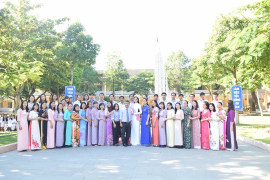 tan-hoa-hau-tran-tieu-vy-ve-tham-truong-cu-tang-20-suat-qua-cho-hoc-sinh-co-thanh-tich-xuat-sac