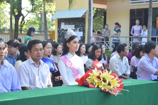 tan-hoa-hau-tran-tieu-vy-ve-tham-truong-cu-tang-20-suat-qua-cho-hoc-sinh-co-thanh-tich-xuat-sac