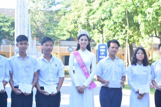 tan-hoa-hau-tran-tieu-vy-ve-tham-truong-cu-tang-20-suat-qua-cho-hoc-sinh-co-thanh-tich-xuat-sac