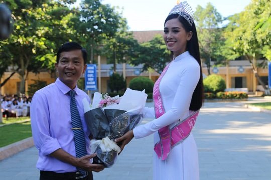 tan-hoa-hau-tran-tieu-vy-ve-tham-truong-cu-tang-20-suat-qua-cho-hoc-sinh-co-thanh-tich-xuat-sac