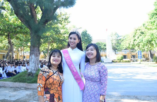 tan-hoa-hau-tran-tieu-vy-ve-tham-truong-cu-tang-20-suat-qua-cho-hoc-sinh-co-thanh-tich-xuat-sac