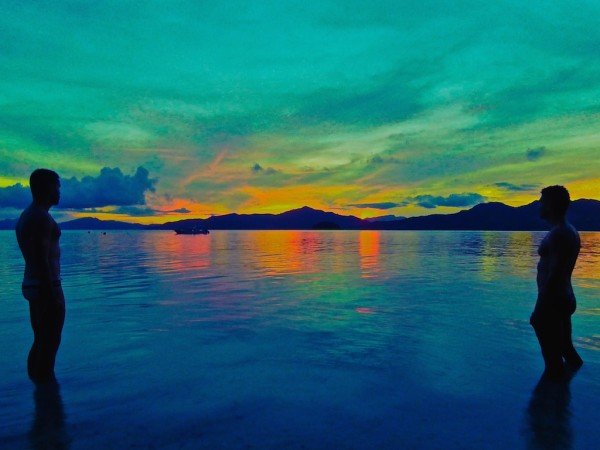 cap-doi-dong-tinh-nam-xin-nghi-viec-dat-tay-nhau-di-khap-the-gian-khien-ai-cung-ghen-ti