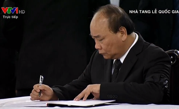 nhung-dong-so-tang-dang-nho-trong-le-vieng-chu-tich-nuoc-tran-dai-quang