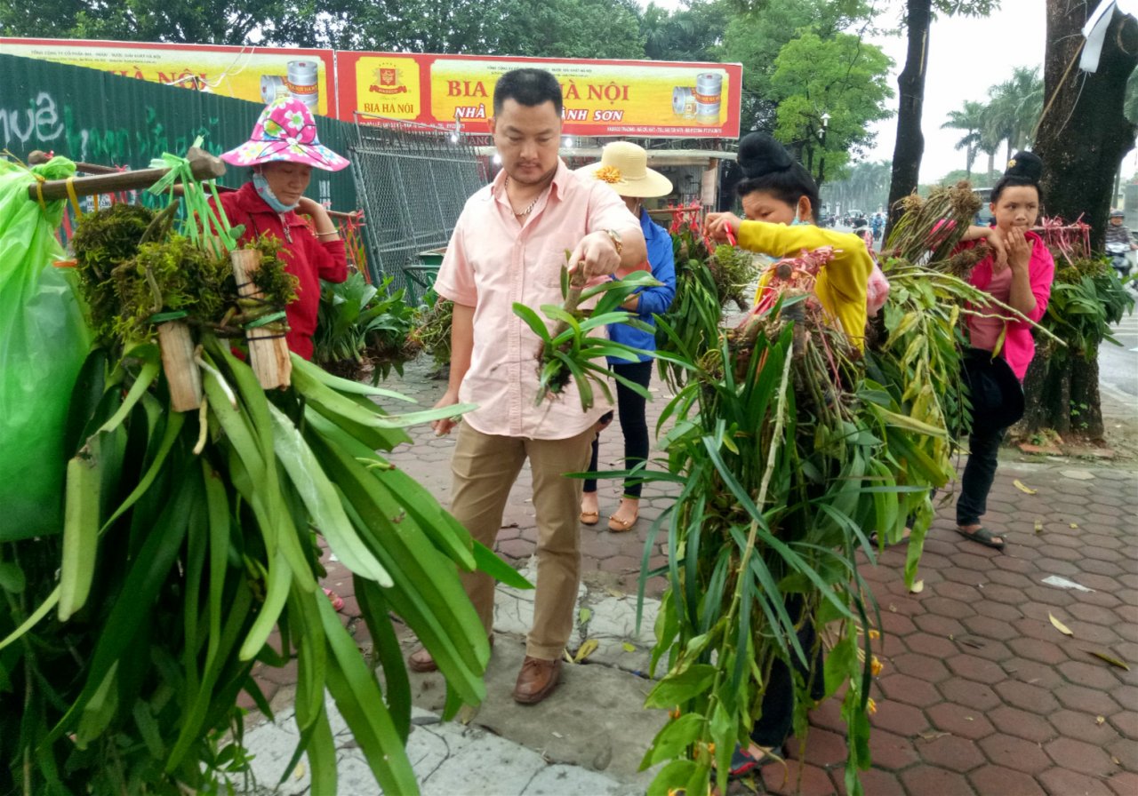 ganh-lan-rung-linh-kinh-xuong-pho-thu-hut-nhieu-khach-mua