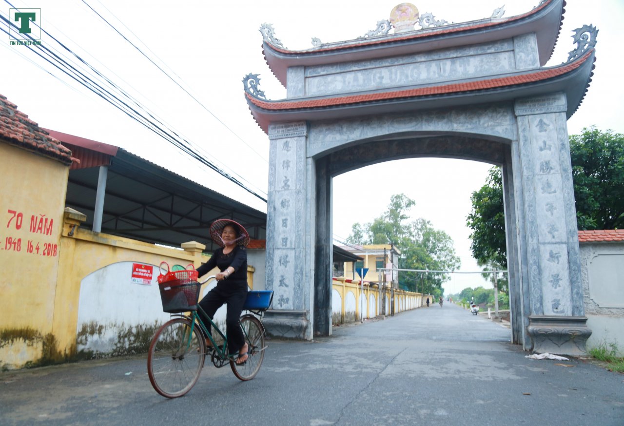 nguoi-dan-kim-son-dung-kin-quoc-lo-cho-linh-cuu-co-chu-tich-nuoc-tran-dai-quang-ve-voi-dat-me