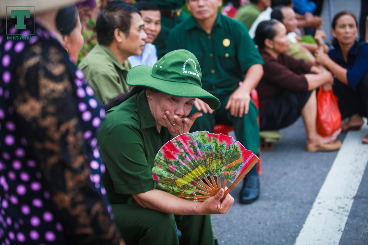 nguoi-dan-kim-son-dung-kin-quoc-lo-cho-linh-cuu-co-chu-tich-nuoc-tran-dai-quang-ve-voi-dat-me