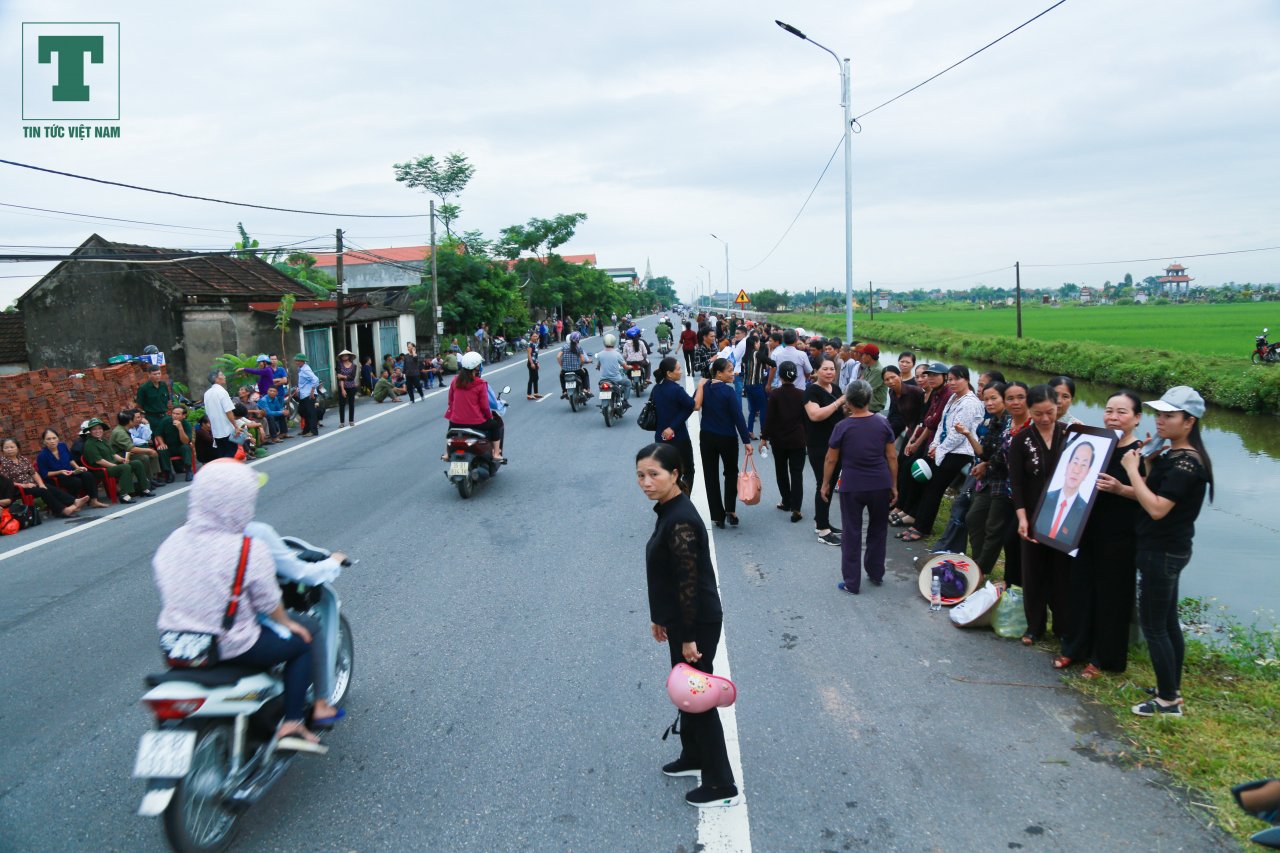 nguoi-dan-kim-son-dung-kin-quoc-lo-cho-linh-cuu-co-chu-tich-nuoc-tran-dai-quang-ve-voi-dat-me