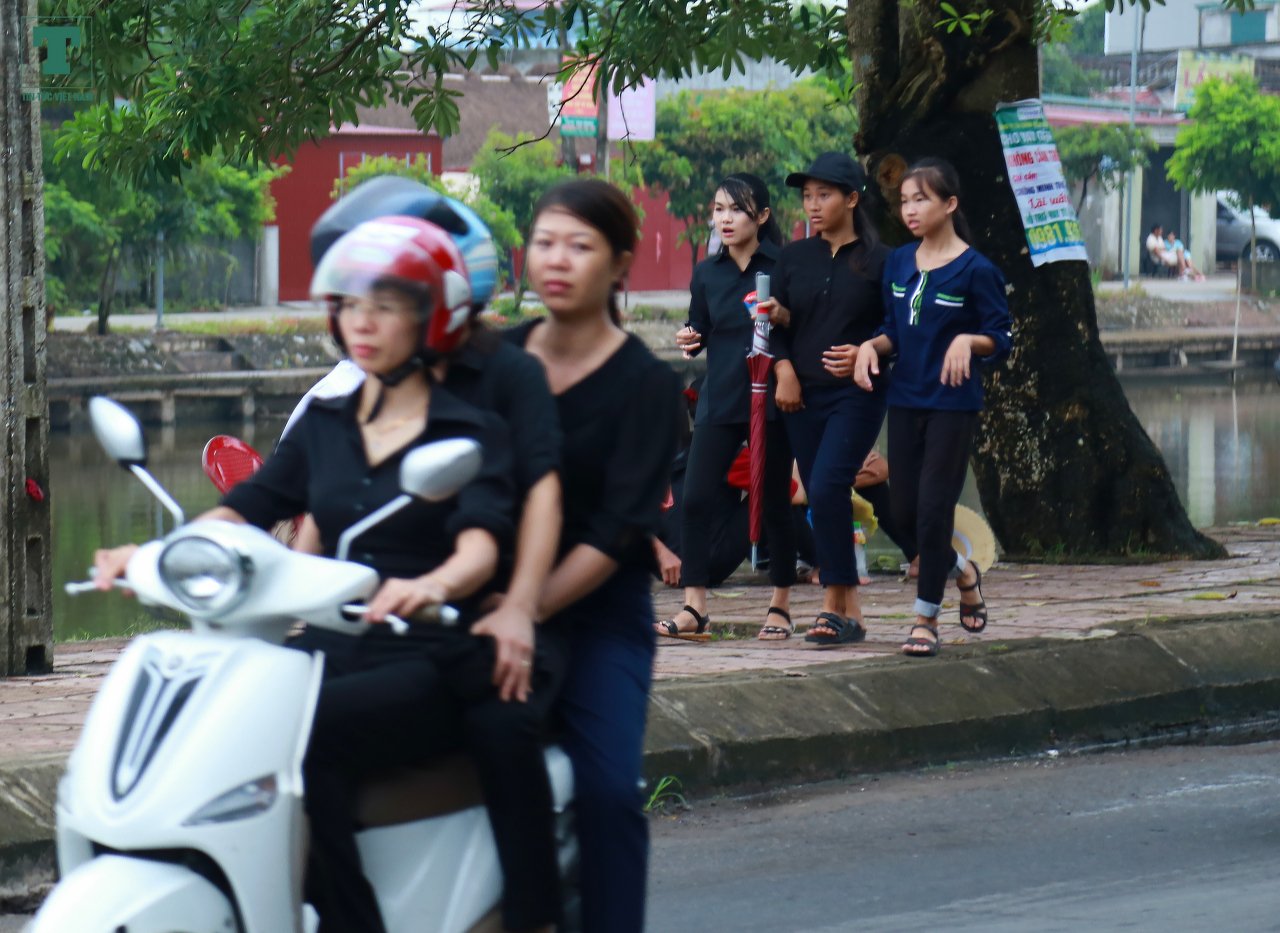 nguoi-dan-kim-son-dung-kin-quoc-lo-cho-linh-cuu-co-chu-tich-nuoc-tran-dai-quang-ve-voi-dat-me