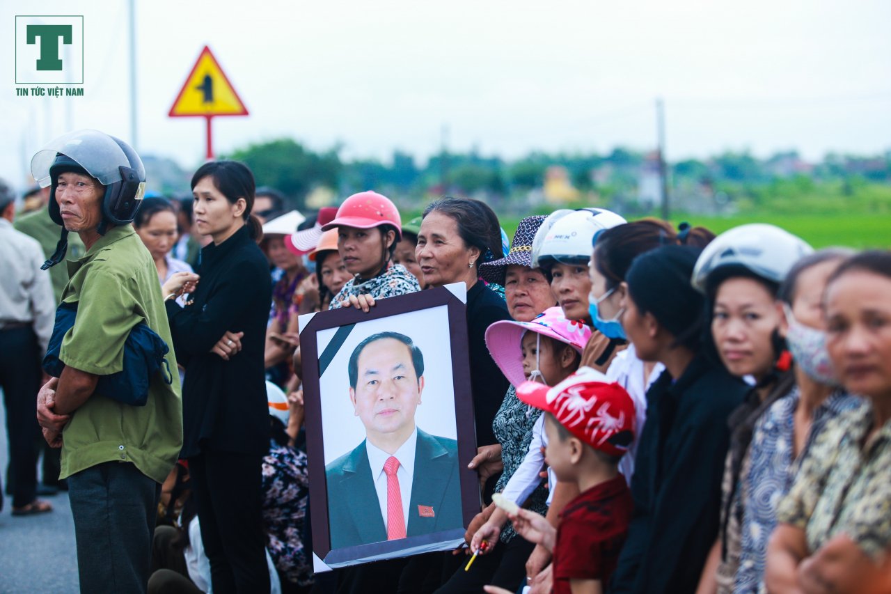 nguoi-dan-kim-son-dung-kin-quoc-lo-cho-linh-cuu-co-chu-tich-nuoc-tran-dai-quang-ve-voi-dat-me