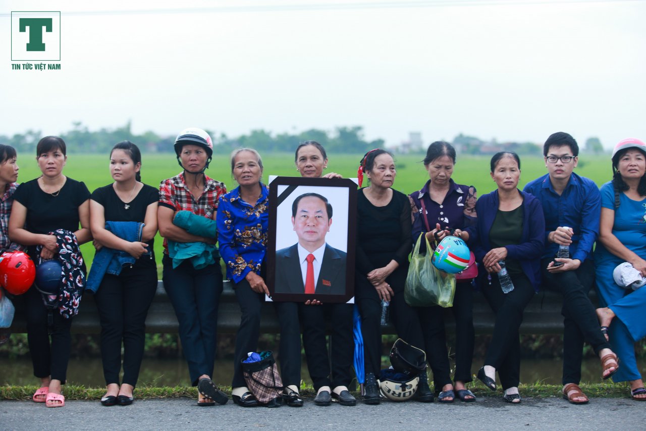 nguoi-dan-kim-son-dung-kin-quoc-lo-cho-linh-cuu-co-chu-tich-nuoc-tran-dai-quang-ve-voi-dat-me