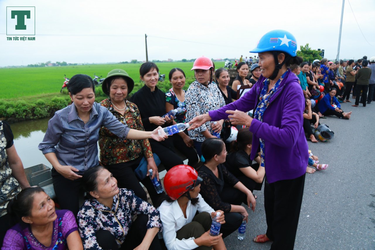 nguoi-dan-kim-son-dung-kin-quoc-lo-cho-linh-cuu-co-chu-tich-nuoc-tran-dai-quang-ve-voi-dat-me