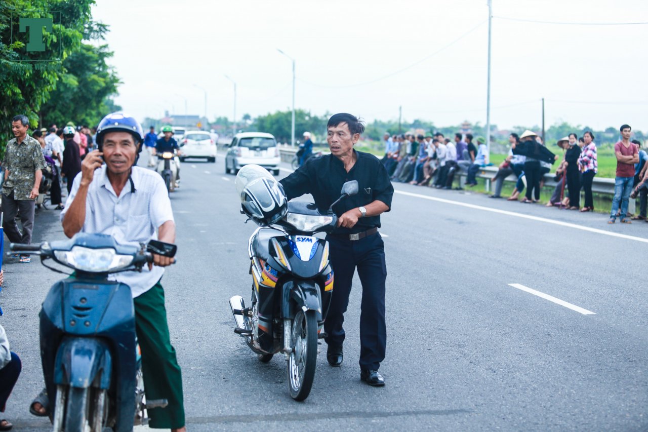 nguoi-dan-kim-son-dung-kin-quoc-lo-cho-linh-cuu-co-chu-tich-nuoc-tran-dai-quang-ve-voi-dat-me