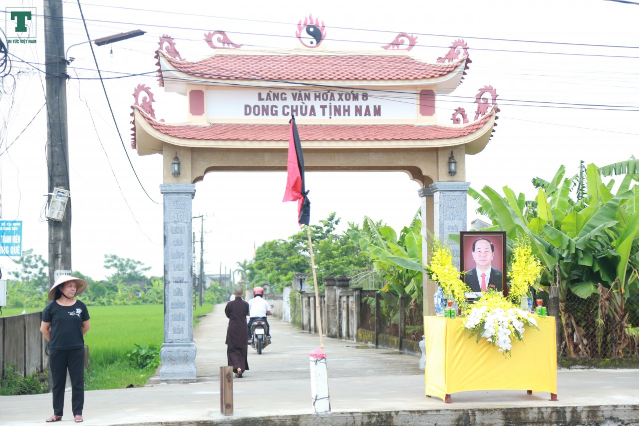 nguoi-dan-kim-son-dung-kin-quoc-lo-cho-linh-cuu-co-chu-tich-nuoc-tran-dai-quang-ve-voi-dat-me