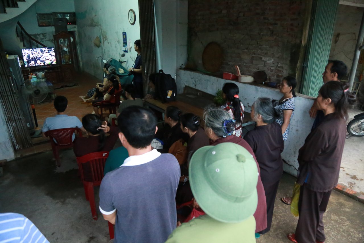 nguoi-dan-kim-son-dung-kin-quoc-lo-cho-linh-cuu-co-chu-tich-nuoc-tran-dai-quang-ve-voi-dat-me