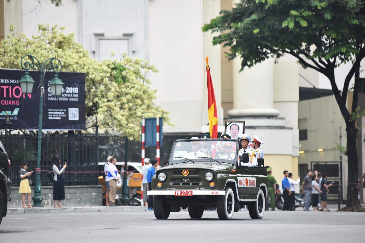 xe-tang-dua-linh-cuu-chu-tich-nuoc-tran-dai-quang-tro-ve-que-nha