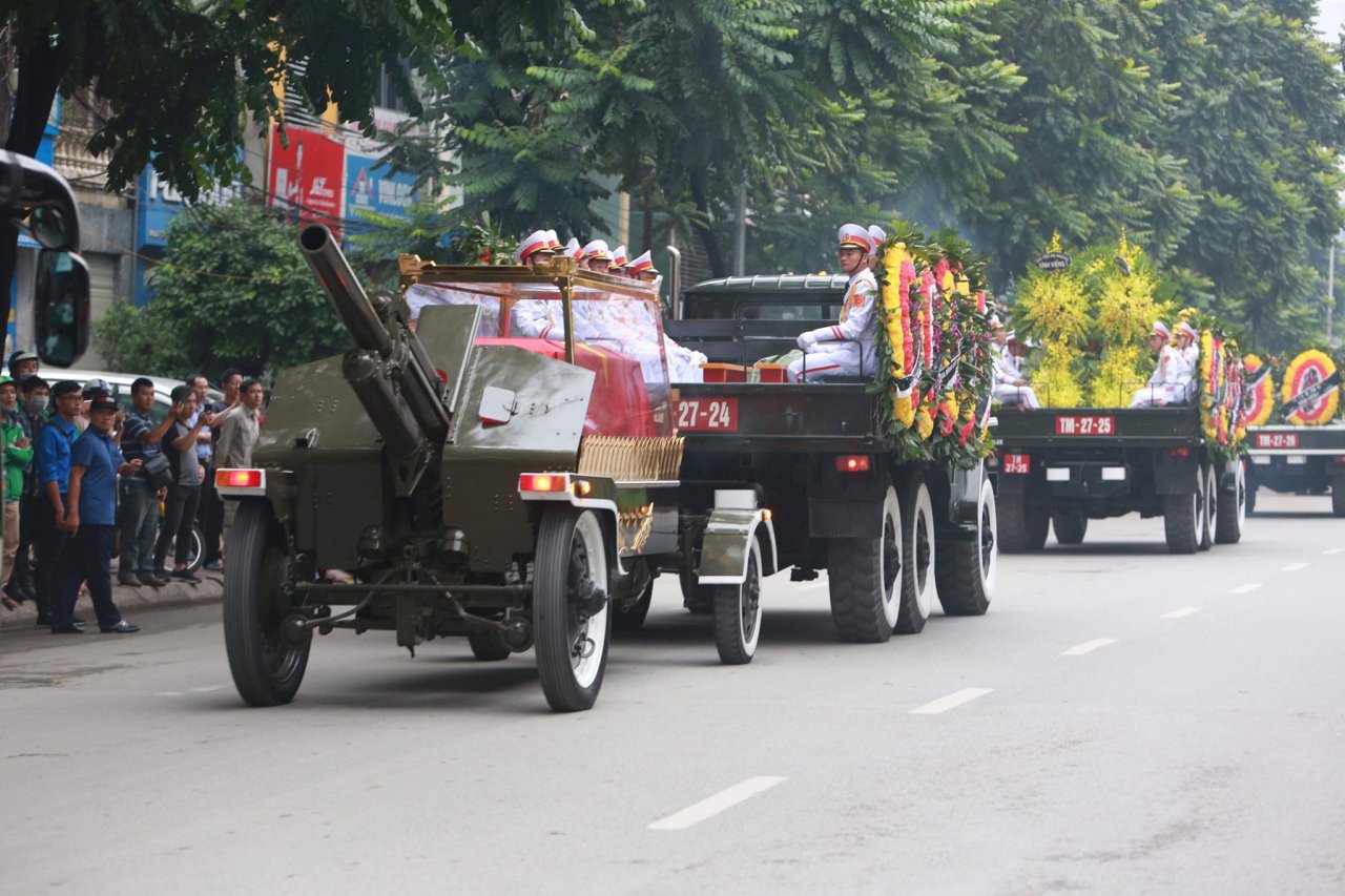 xe-tang-dua-linh-cuu-chu-tich-nuoc-tran-dai-quang-tro-ve-que-nha