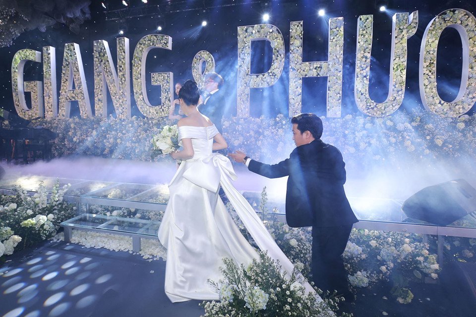 chiem-nguong-lai-4-bo-vay-da-giup-nha-phuong-dep-quen-loi-ve-khi-sanh-doi-ben-truong-giang-trong-dam-cuoi-co-tich