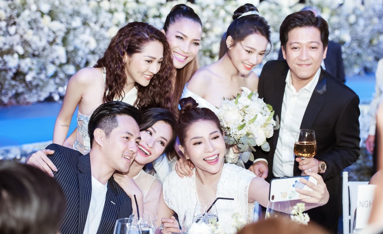 chiem-nguong-lai-4-bo-vay-da-giup-nha-phuong-dep-quen-loi-ve-khi-sanh-doi-ben-truong-giang-trong-dam-cuoi-co-tich