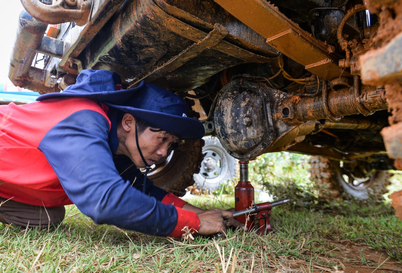 Pha băng qua bê tông gây thót tim tại giải đua xe địa hình