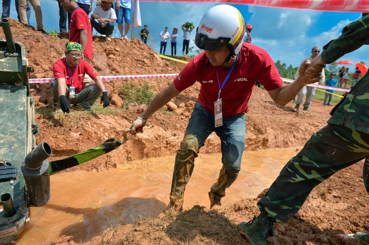 Pha băng qua bê tông gây thót tim tại giải đua xe địa hình