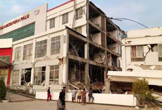 Động đất, sóng thần ở Indonesia: Nhân viên không lưu hy sinh để đưa máy bay cất cánh an toàn