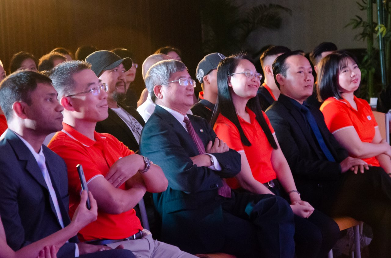 tap-doan-fpt-nhan-cu-dup-ky-luc-viet-nam-va-ky-luc-the-gioi
