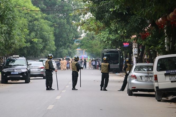 100-canh-sat-va-linh-ban-tia-siet-vong-vay-bat-ke-om-vu-khi-co-thu-tai-nghe-an