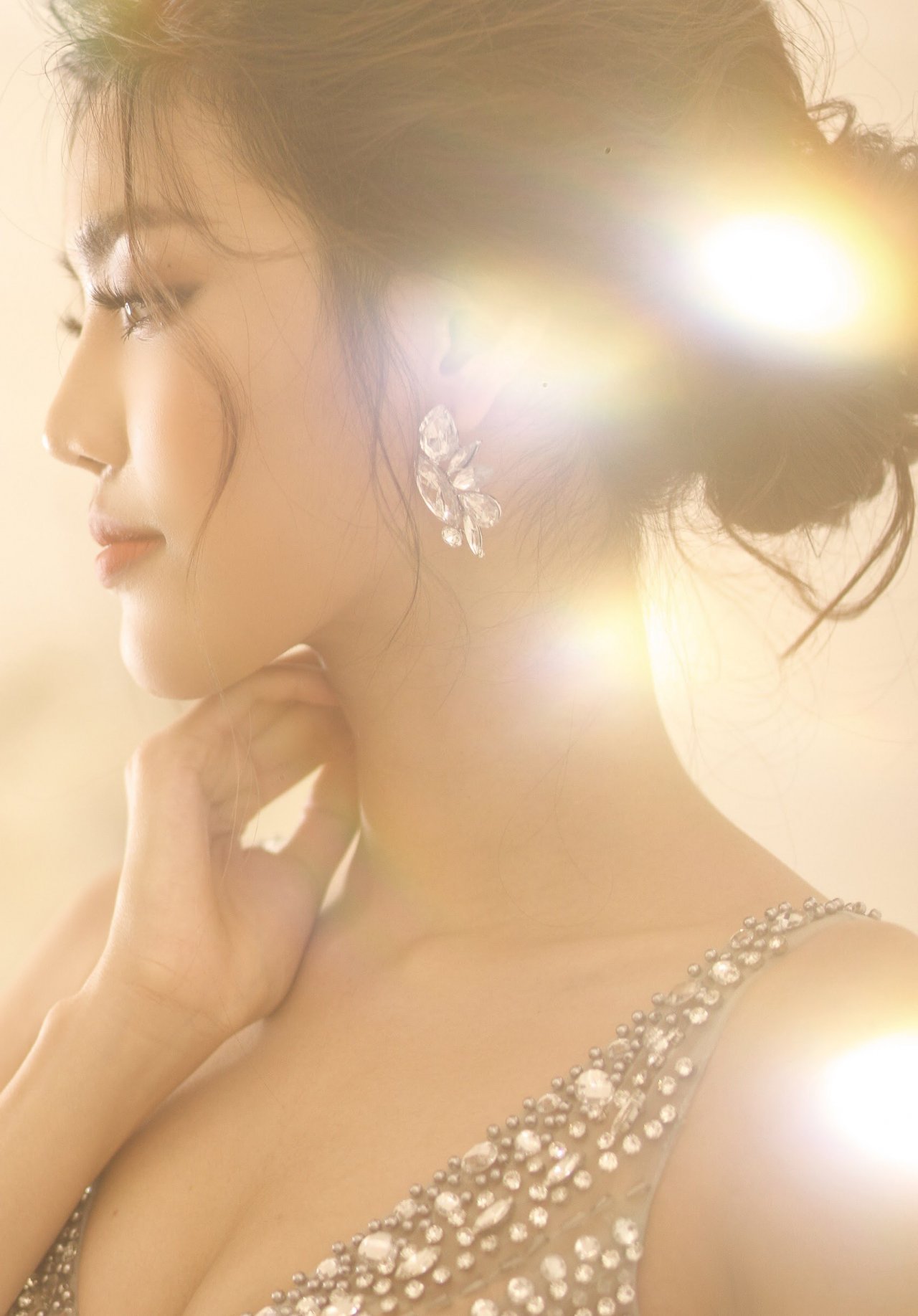 giong-nhu-nha-phuong-lan-khue-cung-he-lo-clip-mac-vay-cuoi-truoc-ngay-len-xe-hoa