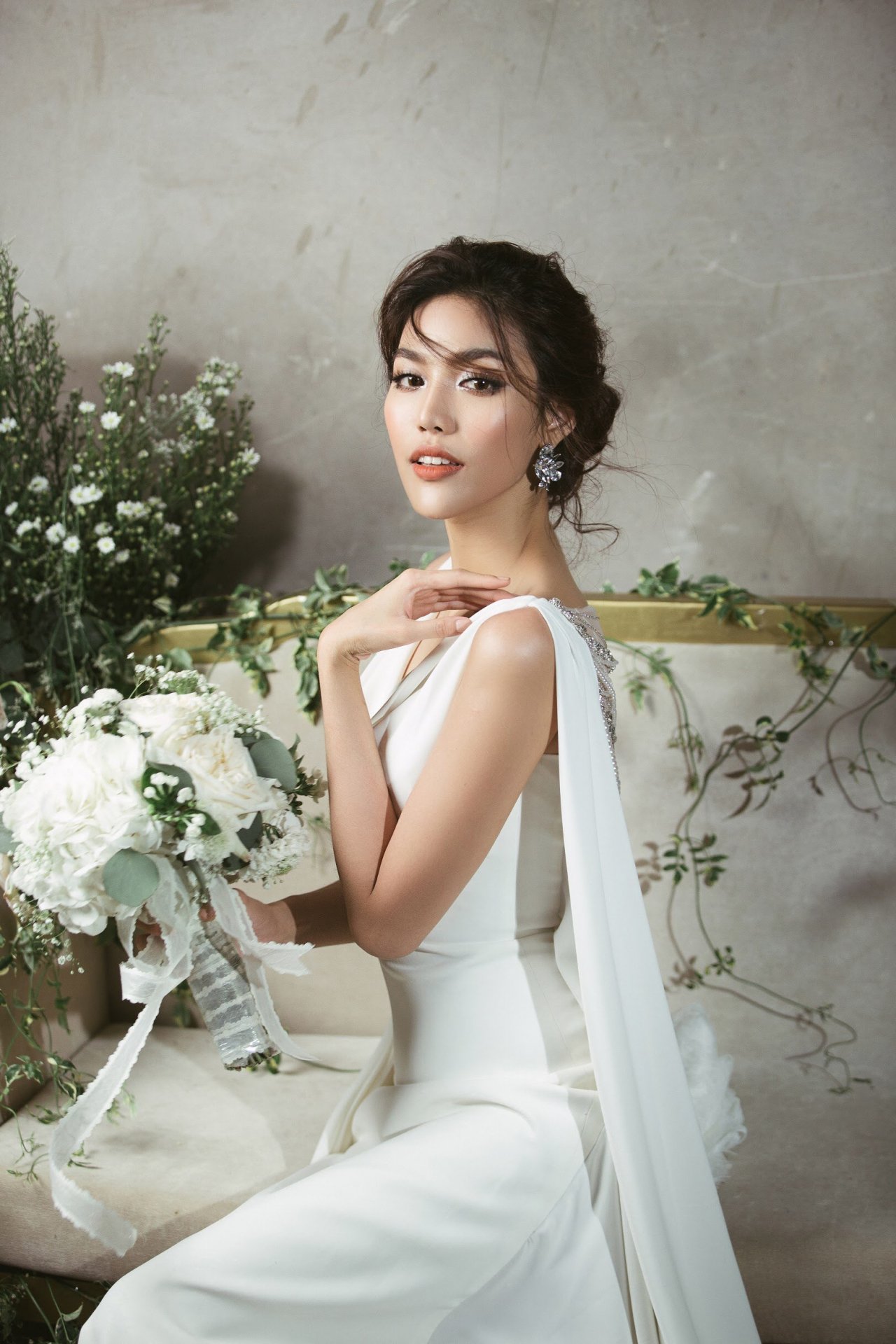 giong-nhu-nha-phuong-lan-khue-cung-he-lo-clip-mac-vay-cuoi-truoc-ngay-len-xe-hoa