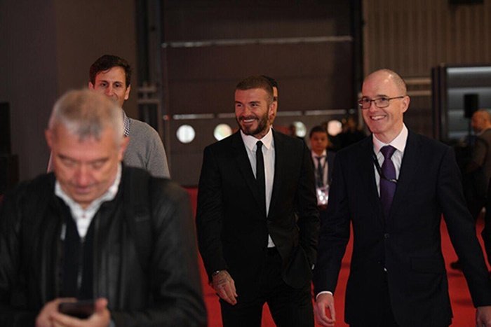 hoa-hau-tran-tieu-vy-duyen-dang-trong-ta-ao-dai-sanh-doi-ben-david-beckham-tren-san-khau-ra-mat-vinfast-o-paris