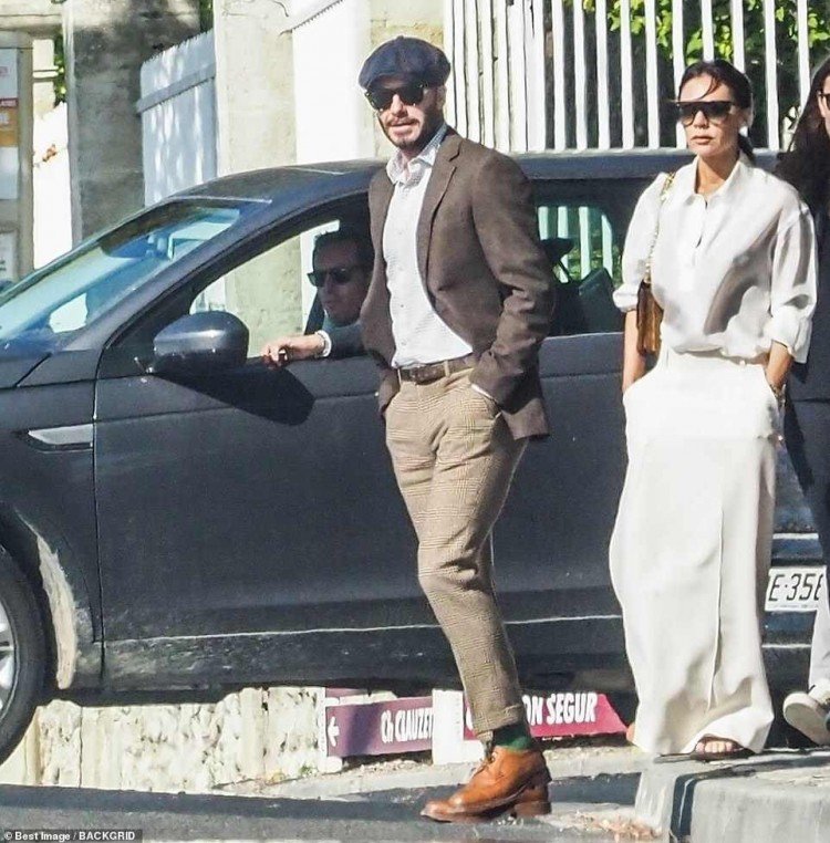 hoa-hau-tran-tieu-vy-duyen-dang-trong-ta-ao-dai-sanh-doi-ben-david-beckham-tren-san-khau-ra-mat-vinfast-o-paris