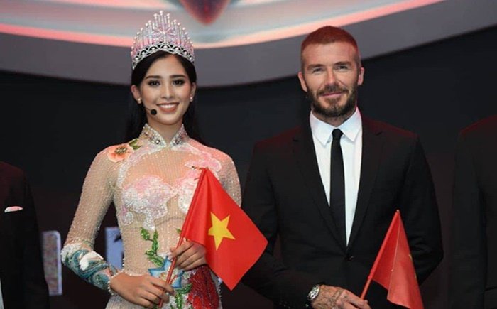 hoa-hau-tran-tieu-vy-duyen-dang-trong-ta-ao-dai-sanh-doi-ben-david-beckham-tren-san-khau-ra-mat-vinfast-o-paris