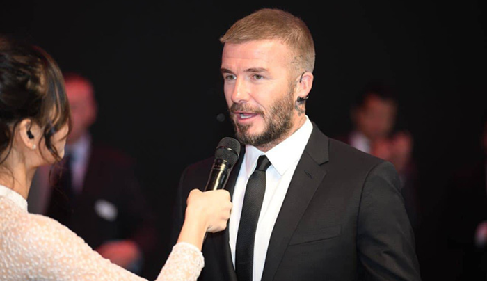 hoa-hau-tran-tieu-vy-duyen-dang-trong-ta-ao-dai-sanh-doi-ben-david-beckham-tren-san-khau-ra-mat-vinfast-o-paris