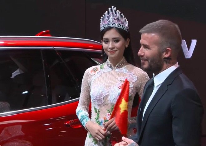 hoa-hau-tran-tieu-vy-duyen-dang-trong-ta-ao-dai-sanh-doi-ben-david-beckham-tren-san-khau-ra-mat-vinfast-o-paris
