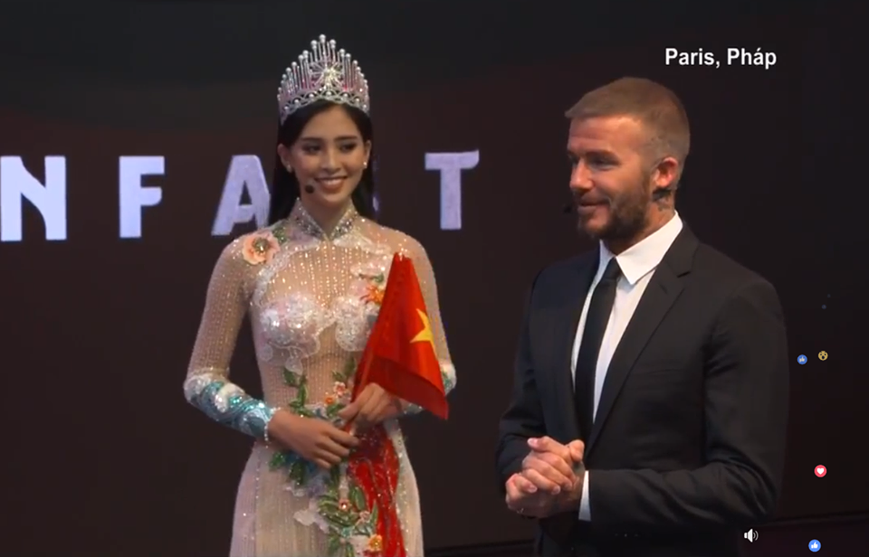 hoa-hau-tran-tieu-vy-duyen-dang-trong-ta-ao-dai-sanh-doi-ben-david-beckham-tren-san-khau-ra-mat-vinfast-o-paris