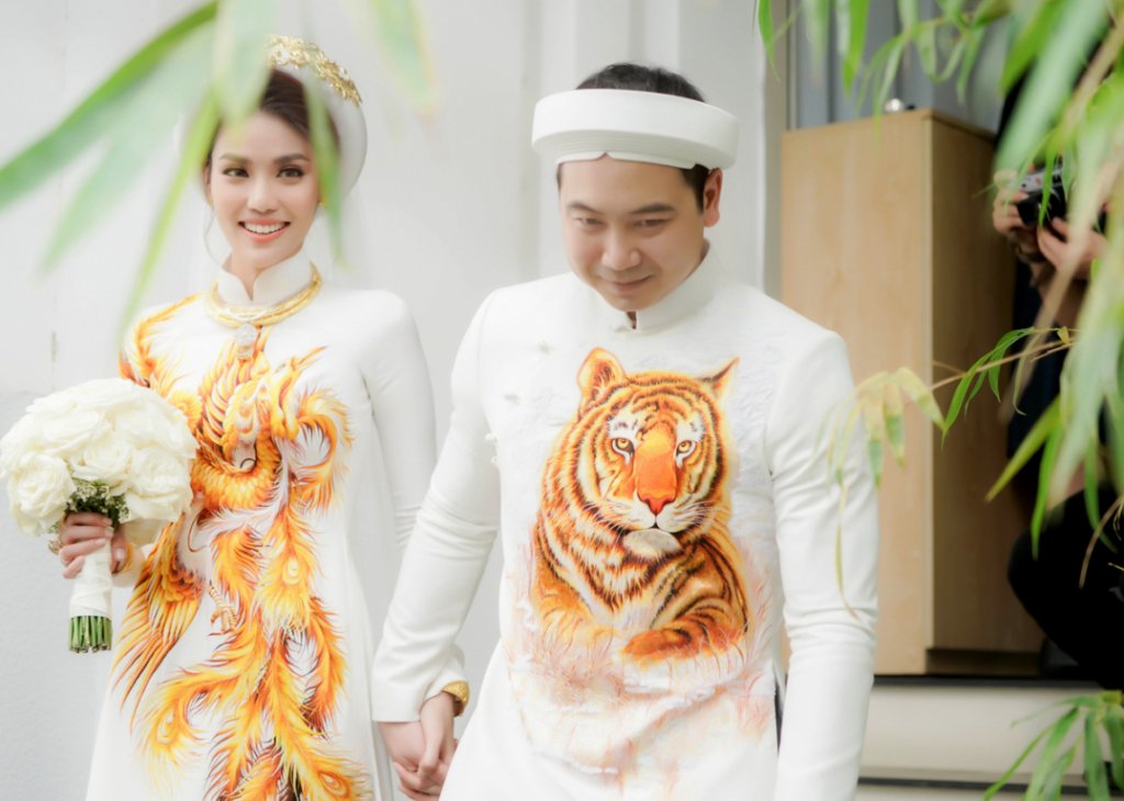 truoc-ngay-len-xe-hoa-ngam-nhin-3-chiec-vay-cuoi-chinh-thuc-duoc-do-ni-dong-giay-cho-lan-khue