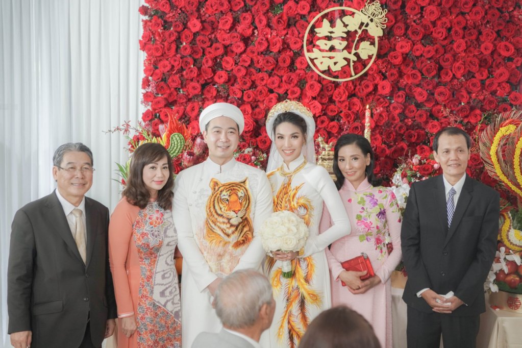 truoc-ngay-len-xe-hoa-ngam-nhin-3-chiec-vay-cuoi-chinh-thuc-duoc-do-ni-dong-giay-cho-lan-khue