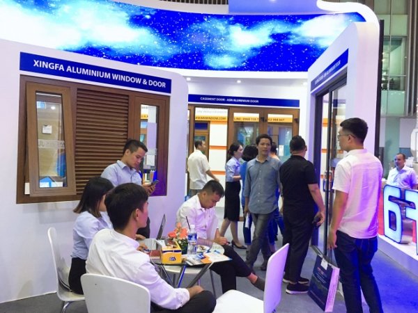 aseanwindow-va-xingfa-hut-khach-tham-quan-tai-vietbuild