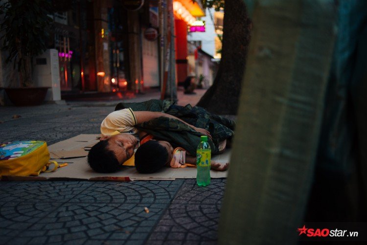 Hơn năm nay, khi màn đêm buông xuống, mẹ con Thịnh lại ra góc đường Bùi Thị Xuân (Q.1, TP.HCM) nghỉ chân.