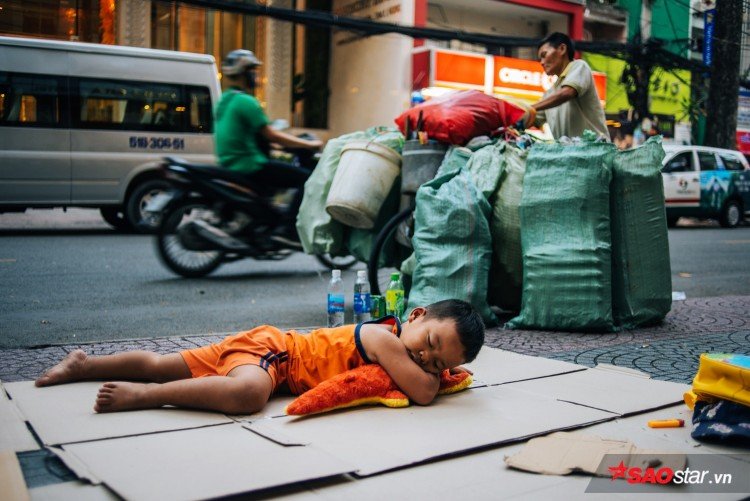 2h sáng mẹ nó lại tới góc đường để ngã lưng, 6h sáng lại phải thức dậy để mưu sinh.