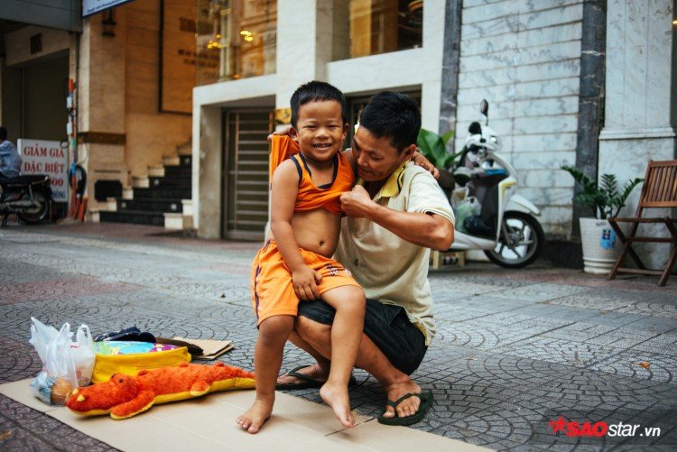 Mẹ nó phải vội vã tắm rửa, thay đồ, cho con ăn ngay tại vỉa hè.