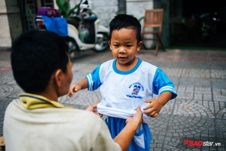 “Ở trường cô giáo bảo đi học phải đeo cặp sách, phải bỏ áo trong quần, vâng lời người lớn, cảm ơn người khác khi cho quà,… sáng nào cũng làm theo lời cô dạy mới chịu đến lớp…”