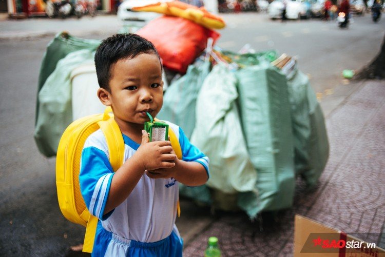 Những người dân trong khu vực còn hay cho đồ ăn sáng để hai mẹ con lót dạ.