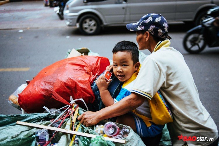 - Con mê mấy con siêu nhân lắm! Con ước mai mốt làm siêu nhân để bảo vệ mẹ… - thắng bé mắt tít cười hiền.